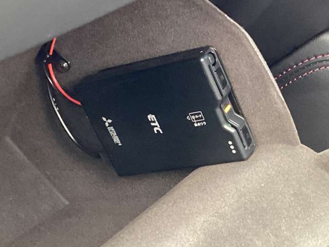 ETCももちろん搭載。いちいち料金所で停車する必要なんて当然ないです。スムーズにストレスなくドライブをお楽しみください。（※支払総額にセットアップ費用は含まれておりません。）