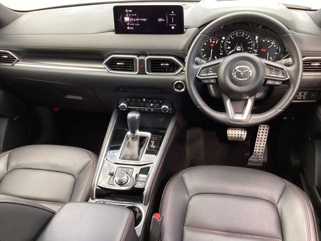 細部にまで機能美と造形美を追求した室内空間。美しいだけでも、機能的なだけでもない。品格ある大人のインテリアデザインです。