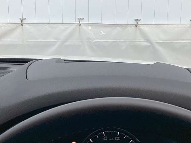 運転視界の遠方上方に虚像を投影することで前を見ながら情報の視認ができます。本当にドライバーが必要な情報を適切に伝え、楽しんで頂くことを考えた新世代装備です。※虚像は2.6m前方に浮かぶイメージです。