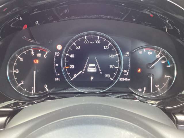 デジタルとアナログがうまく融合しているこのメーターは、視認性も良好であり、ドライバーにとって必要なインフォメーションをわかりやすく伝えてくれます。