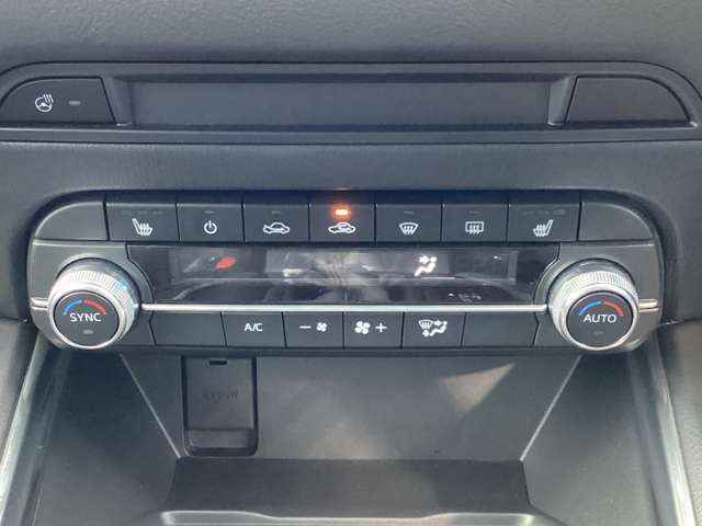 運転席、助手席に3段階調整式シートヒーターを装備。またステアリングにもヒーターを装備。フルオートエアコンなので温度を設定するだけで、吹出口・風量を自動的に調整してくれますので、快適にお過ごし頂けます。