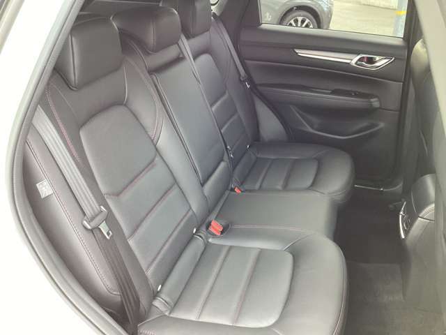 前席が最適な運転ポジションを取るために足元が広くとっており、後部座席の足元もゆったりと座ることができます。長時間でもストレス軽減になるよう、かかとを引くことができるように設計されています！