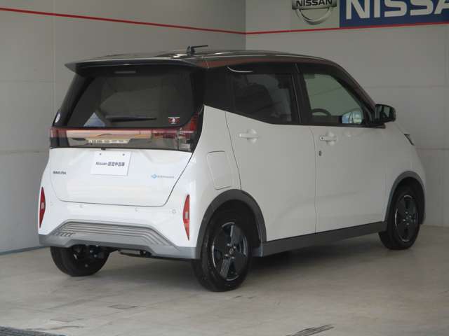 電気のチカラで、サクッといきましょう。日産SAKURA！人気色のツートンカラーです。