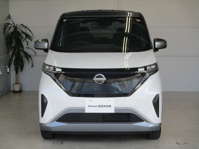 フロントカメラで前方の車両や歩行者を検知。万一、ドライバーが安全に減速できなかった場合には、自動的に緊急ブレーキを作動させて衝突を回避、または衝突時の被害や傷害を軽減します。