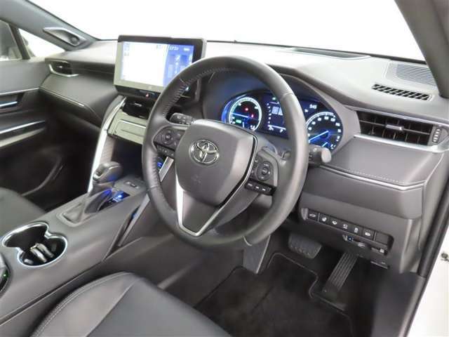 高級感のある美しいインテリアデザインの運転席です。