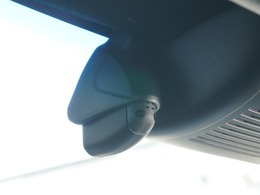 ◆ドライブレコーダー◆映像・音声などを記録する自動車用の装置です。　もしもの事故の際の記録はもちろん、旅行の際の思い出としてドライブの映像を楽しむことができます。