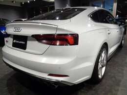 オークジャパンでは、ご来店頂くお客様用の駐車スペースを確保しております。皆様の愛車でお気軽に遊びにいらしてください。