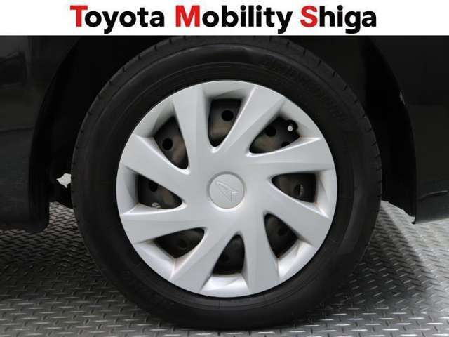 シンプルなデザインの純正ホイールキャップ装着車です。