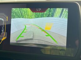 【バックカメラ】駐車時に後方がリアルタイム映像で確認できます。大型商業施設や立体駐車場での駐車時や、夜間のバック時に大活躍！運転スキルに関わらず、今や必須となった装備のひとつです！