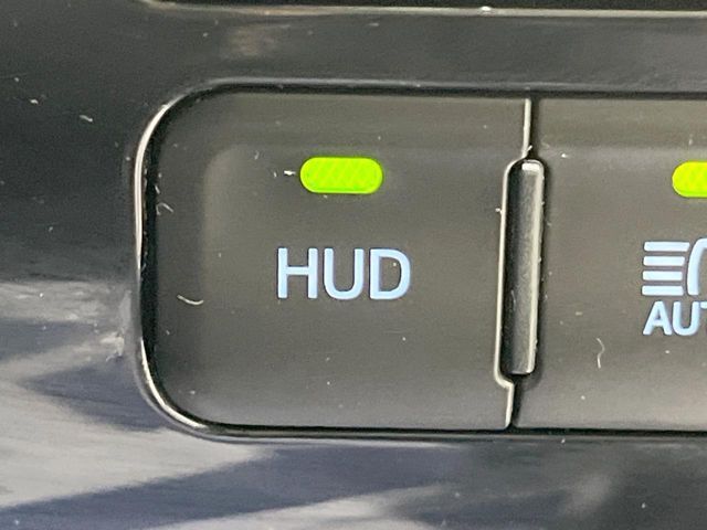 【カラーヘッドアップディスプレイ】現在の速度や走行情報をデジタル表示で運転席前方のガラスに投影！カラー付きで視認性も高く、運転中目線をずらさず必要な情報を確認できるのでとっても便利で安心！