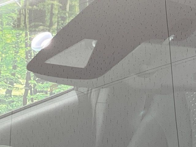 【トヨタセーフティセンス】走行中に前方の車両等を認識し、衝突しそうな時は警報とブレーキで衝突回避と被害軽減をアシスト。より安全にドライブをお楽しみいただけます。