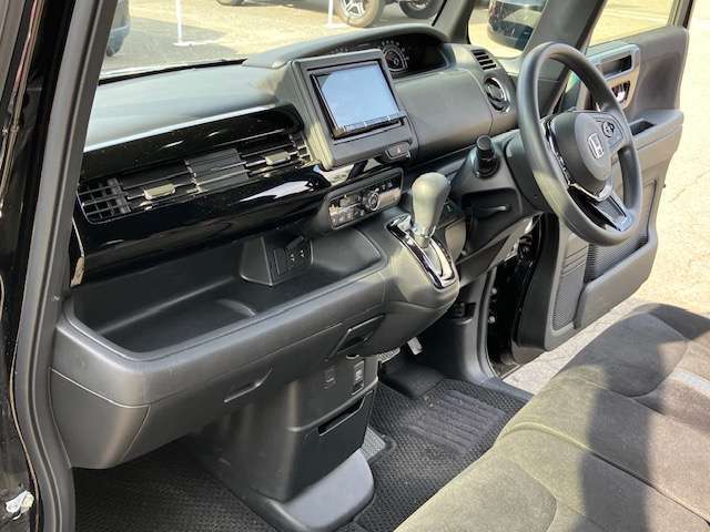 いまお乗りいただいているお車でも、気になるキズ・ヘコミが御座いましたら是非ご相談ください！保険を取り扱った修理も承っております！