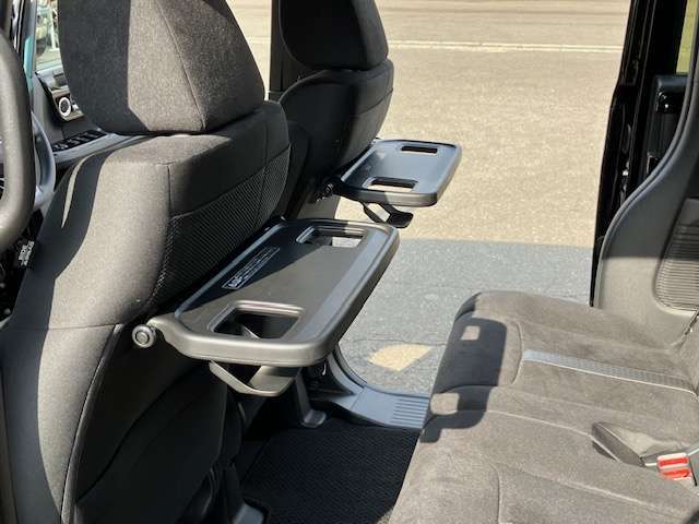 当店は展示場内に屋根を設置しております。悪天候時でも安心して車両をご覧頂けます！