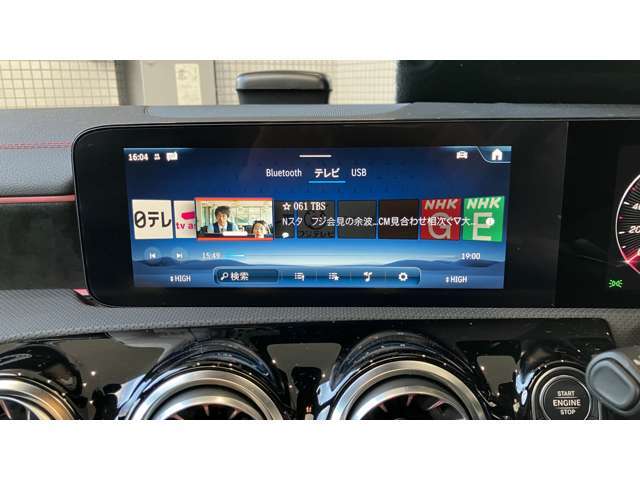 純正のタッチパネル式ナビゲーションが付いております。画面も鮮明で大きく使いやすいです