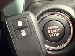 【キーレススタートシステム】カバンやポケットに入れたままでもドアの施錠・解錠が可能なスマートキーを装備。エンジンのオン・オフ時もカギを取り出す必要が無いからとっても便利です♪