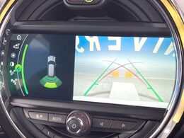 ●ガイドライン付きバックカメラ：不安な駐車もこれで安心！ガイドライン付きなので狭い箇所での駐車もラクラクです！