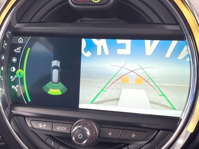 ●ガイドライン付きバックカメラ：不安な駐車もこれで安心！ガイドライン付きなので狭い箇所での駐車もラクラクです！