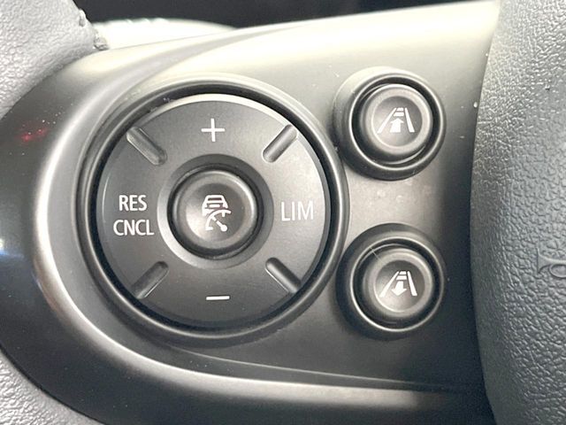 ●アクティブクルーズコントロール：前の車との車間距離を一定にとりつつ、一定速度で自動走行してくれる次世代のクルーズコントロール！主に高速道路や自動車専用道路で使用する便利な機能です！