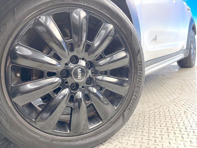 ●純正18インチアルミホイール：輸入車ならではの卓越した走りを支えるホイールと足回りです！日本車の走りに慣れている方にもぜひ体感して頂きたいほど、高いレベルでまとまっています！