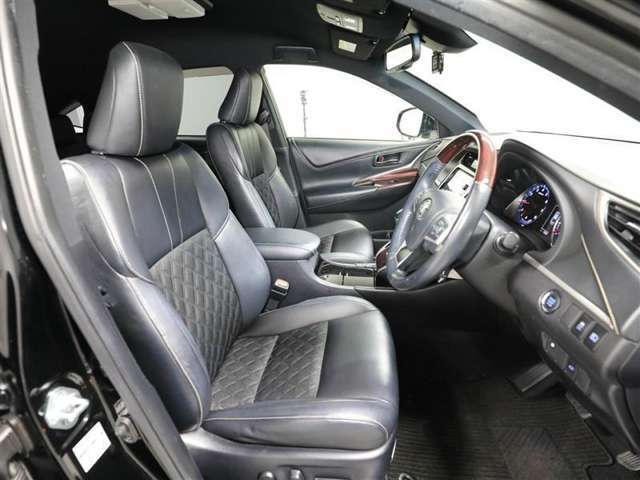 ゆったり室内で運転もしやすいです♪使い勝手の良い配置も考えられています！！