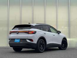 斜め後ろからのイメージになります。はっきりとしたボディラインが、出勤時などお車を動かす時から所有感を高めてくれます！