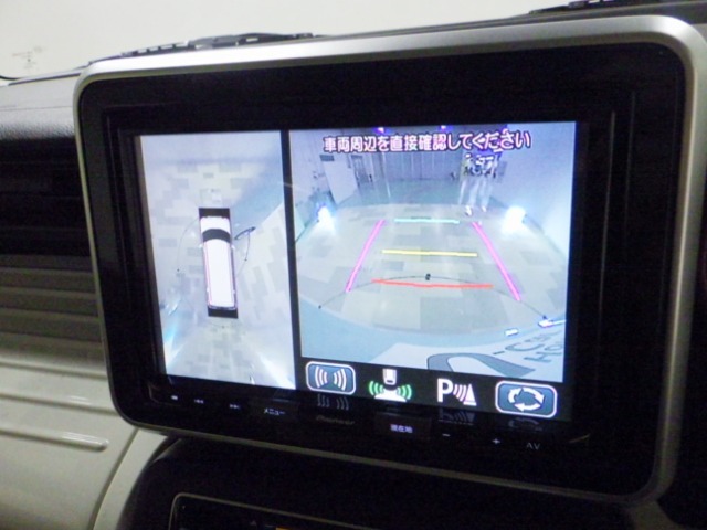 フロント、リア、両サイドの4台のカメラで映した周囲の映像をナビゲーション画面に表示し、見えにくい死角を減らしてくれる全方位カメラを装備しております