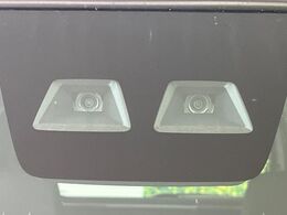 【スマートアシスト】走行中に前方の車両等を認識し、衝突しそうな時は警報とブレーキで衝突回避と被害軽減をアシスト。より安全にドライブをお楽しみいただけます。