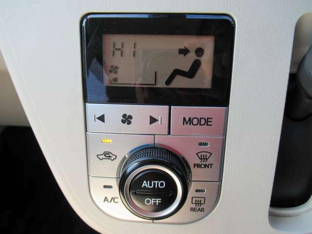 快適な温度設定が可能なオートエアコンが装備されております！