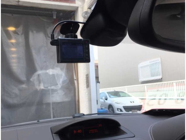 ドラレコを付けてから運転に一段と気を遣うようになることに気がつきます。もしも事故になった場合、相手だけでなく自分の過失さえもハッキリと記録されてしまうのだから…。これも使い始めて意識した発見でした。