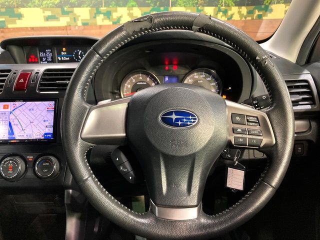 インテリアに合わせたデザインのステアリングは、運転される方のことも考え、運転しやすい形状、大きさです。是非一度、実際に触ってお確かめください。