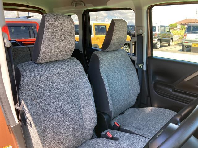 長時間運転でも快適なシート。アームレスト装備で快適です