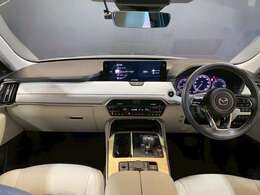 コックピットにある操作機器、情報などすべての要素をドライバー中心に左右対称に配置し、同時にそれらがドライバーに正対する造形とすることで、人とクルマの一体感を感じさせます。