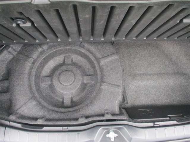 オプションのスパタイヤは、トランク内に収納されています。