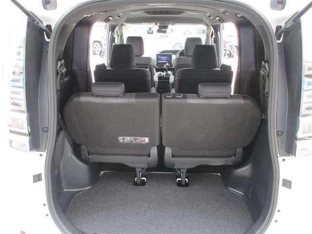 3列目シートも広々としたスペースを確保しています。大人数でのお出かけもばっちりです！