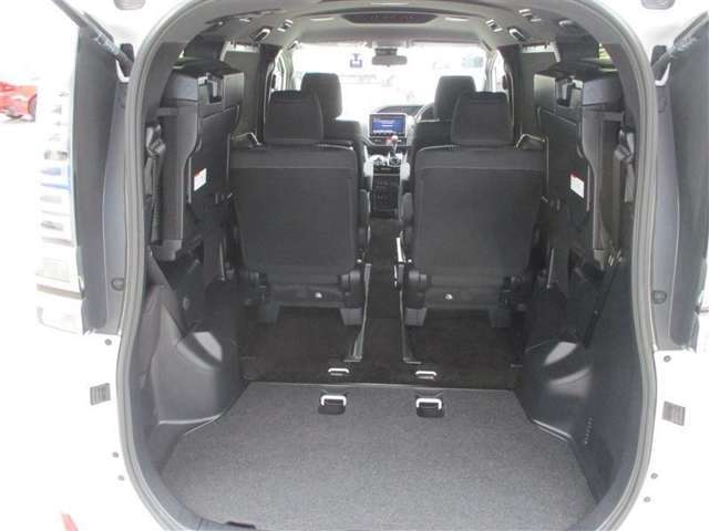 3列目は、女性でもワンタッチで簡単に跳ね上げられます♪