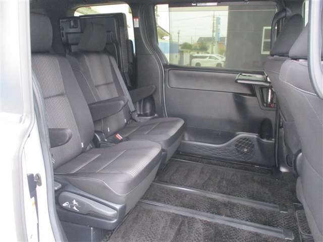 ロングスライドで2列目足元は広々スペースですよ♪