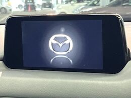 【8インチマツダコネクト】車内の雰囲気にマッチした大型のディスプレイ。スマホ接続でのナビ使用やBluetooth再生等、様々な機能が楽しめます。直感的なダイヤル操作が可能で、使い勝手も良好です。