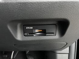 【ETC】有料道路を利用する際に料金所で停止することなく通過できる、ETC車載器（ノンストップ自動料金収受システム機器）が装備されています。セットアップを行うことで利用可能になります。