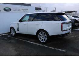 フジホワイトのボディカラーにリアホイールステアリングを装備したレンジローバー約5.3mの回転半径はRANGEROVER　EVOQUEよりも小さいです。