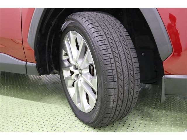 タイヤサイズはハイスペックな　235/55R19。車の雰囲気に合ったタフデザインの純正アルミホイールを装着しています。