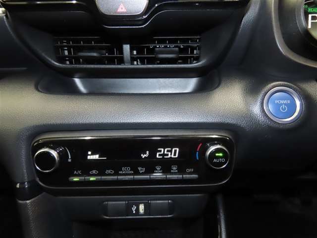 スマートキーを携帯していればキーを取り出さずにドアを施錠＆解錠。クルマの始動も可能です。