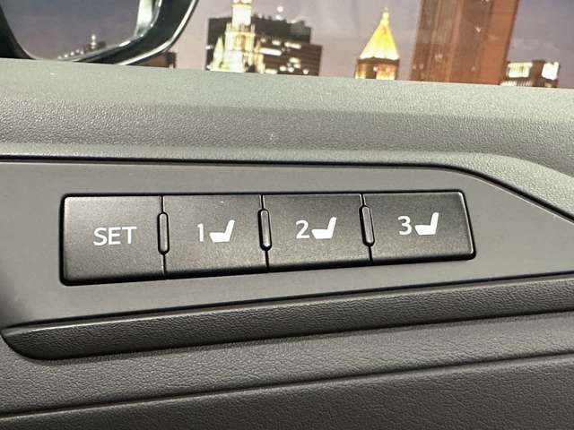 【運転席ポジションメモリー付パワーシート】ワンタッチで記憶させていたシートの前後・リクライニングはもちろんシートリフターも備えます☆快適なドライブをお楽しみ下さい♪