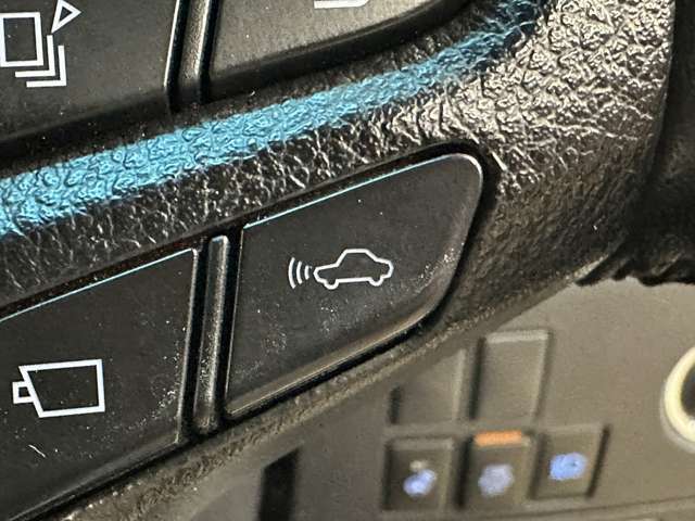 【レーダークルーズコントロール】ミリ波レーダーが車間距離を測って設定車速内で車速に比例した車間距離を保ちながら追従走行する装置で近づきすぎたときは自動でブレーキし、離れすぎたときには自動増速もする。