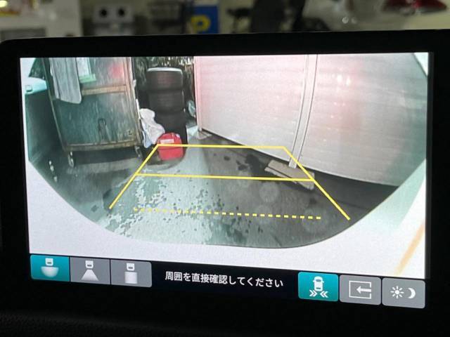 【バックカメラ】駐車時に後方がリアルタイム映像で確認できます。大型商業施設や立体駐車場での駐車時や、夜間のバック時に大活躍！運転スキルに関わらず、今や必須となった装備のひとつです！