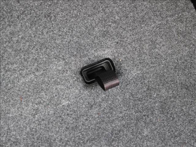 後ろから座席を前後に動かすことが可能です。