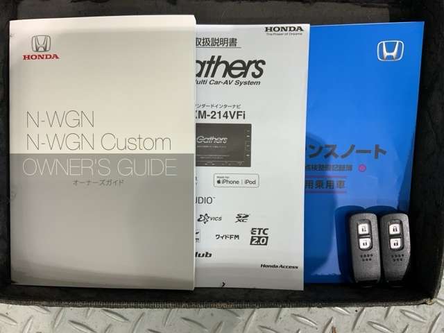 スマートキーは鍵をバッグに入れたままでもドアロックの開閉やエンジンのON・OFFができます。夜間や雨の日も鍵を探さなくて良いので便利です。