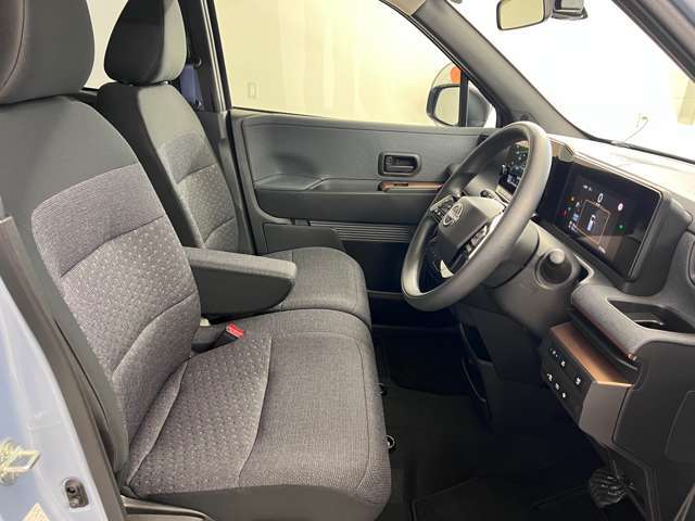 運転席も広くゆとりのある室内です