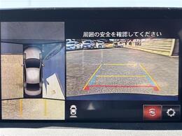 【360°ビュー・モニター】まるでクルマを真上から見下ろしたかのような視点で駐車をサポートします。クルマの斜め後ろや真横など、前後左右の4つのカメラの映像が合成されて、モニターに映し出されます。