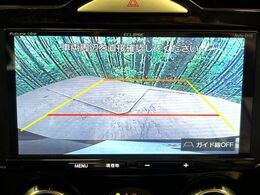 【バックカメラ】駐車時に後方がリアルタイム映像で確認できます。大型商業施設や立体駐車場での駐車時や、夜間のバック時に大活躍！運転スキルに関わらず、今や必須となった装備のひとつです！