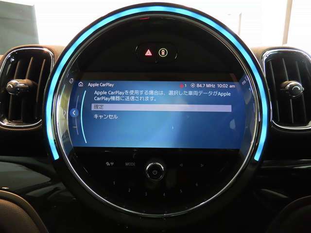 アップルカープレイ対応モニターが採用されております。お手持ちのアイフォンとブルートゥースペアリングを行っていただけましたらマップ等が表示され、ナビゲーションと異なり地図更新もなく、非常に重宝します。